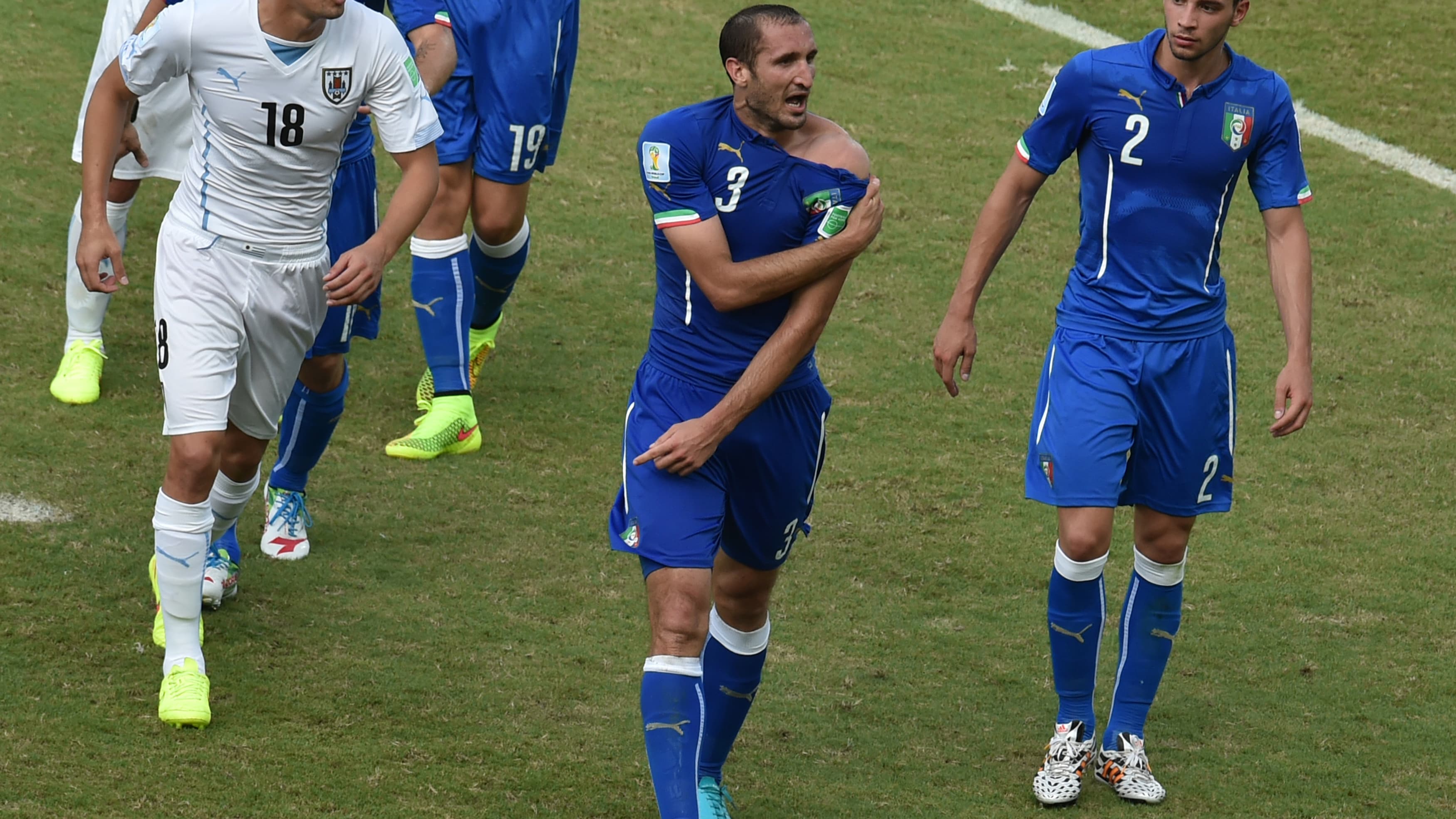 Giorgio Chiellini après sa rencontre avec la bouche de Luis Suarez Giorgio Chiellini après sa rencontre avec la bouche de Luis Suarez