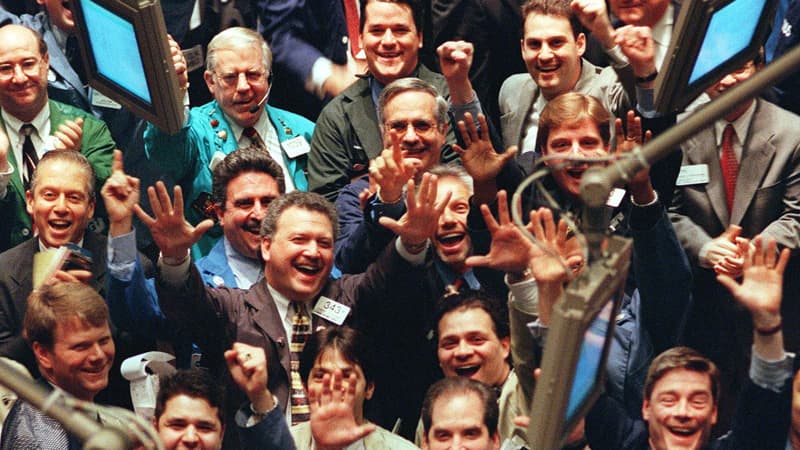 Des traders, une semaine avant que le Dow Jones franchisse les 10.000 points