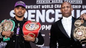 Errol Spence Jr (à gauche) et Yordenis Ugas lors de la dernière conférence de presse avant leur combat pour les titres WBC-IBF-WBA des welters en avril 2022