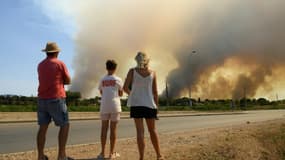 Des touristes regardent l 'incendie qui s'étend sur la Côte d'Azur, le 18 août 2021 au nord de Grimaud, dans le Var. (Photo d'illustration)