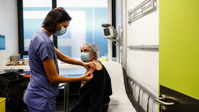 Une soignante administrant le vaccin Pfizer-BioNTech à l'hôpital Hôtel-Dieu à Paris le 2 janvier 2021.