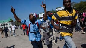 Manifestation contre la force des Nations Unies dans les rues de Port-au-Prince, accusée d'avoir apporté le choléra à Haïti. Selon des organisations humanitaires comme Médecins sans frontières (MSF) et l'agence onusienne OCHA, la réponse internationale à