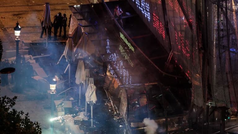 La devanture du drugstore Publicis s'est partiellement effondrée après avoir été investie par un groupe de casseurs