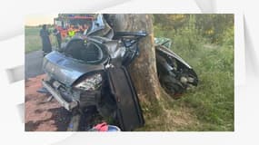 Une voiture encastrée dans un arbre après un accident qui a tué ses trois occupants le 23 juillet 2024 dans le Gard