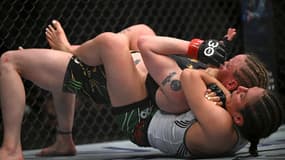 Alexa Grasso (en-dessous) soumet Valentina Shevchenko sur étranglement à l'UFC 285 en mars 2023