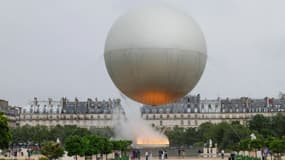 La vasque des Jeux olympiques de Paris 2024 attachée à un ballon au Jardin des Tuileries à Paris le 27 juillet 2024.