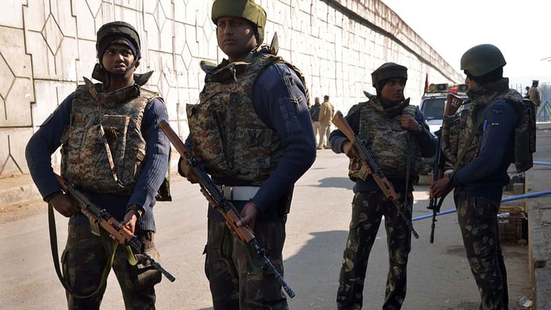 Des membres de la sécurité en alerte, à proximité d'une base aérienne en Inde, après une attaque islamiste.