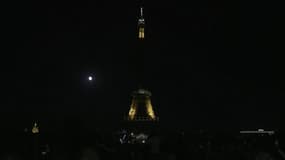 La Tour Eiffel s’éteint en hommage aux victimes des explosions à Beyrouth