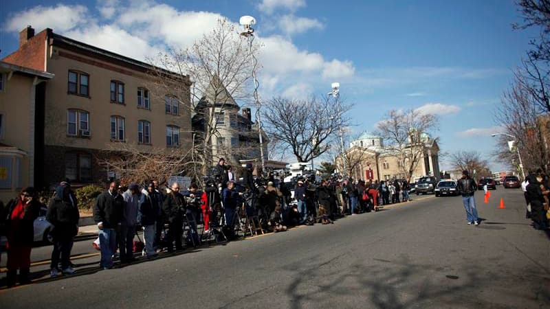 Journalistes rassemblés devant la maison funéraire de Whigham , à Newark. Des figures de la musique américaine sont attendues ce samedi dans le New Jersey, pour un ultime hommage à Whitney Houston, morte il y a une semaine dans une chambre d'hôtel de Beve