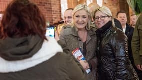 Marine Le Pen, en campagne dans la région Nord-Pas-de-Calais - Picardie, avec des sympathisantes.
