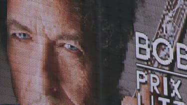 Un panneau d'affichage "Bob Dylan prix Nobel de littérature" au stade Mayol de Toulon.