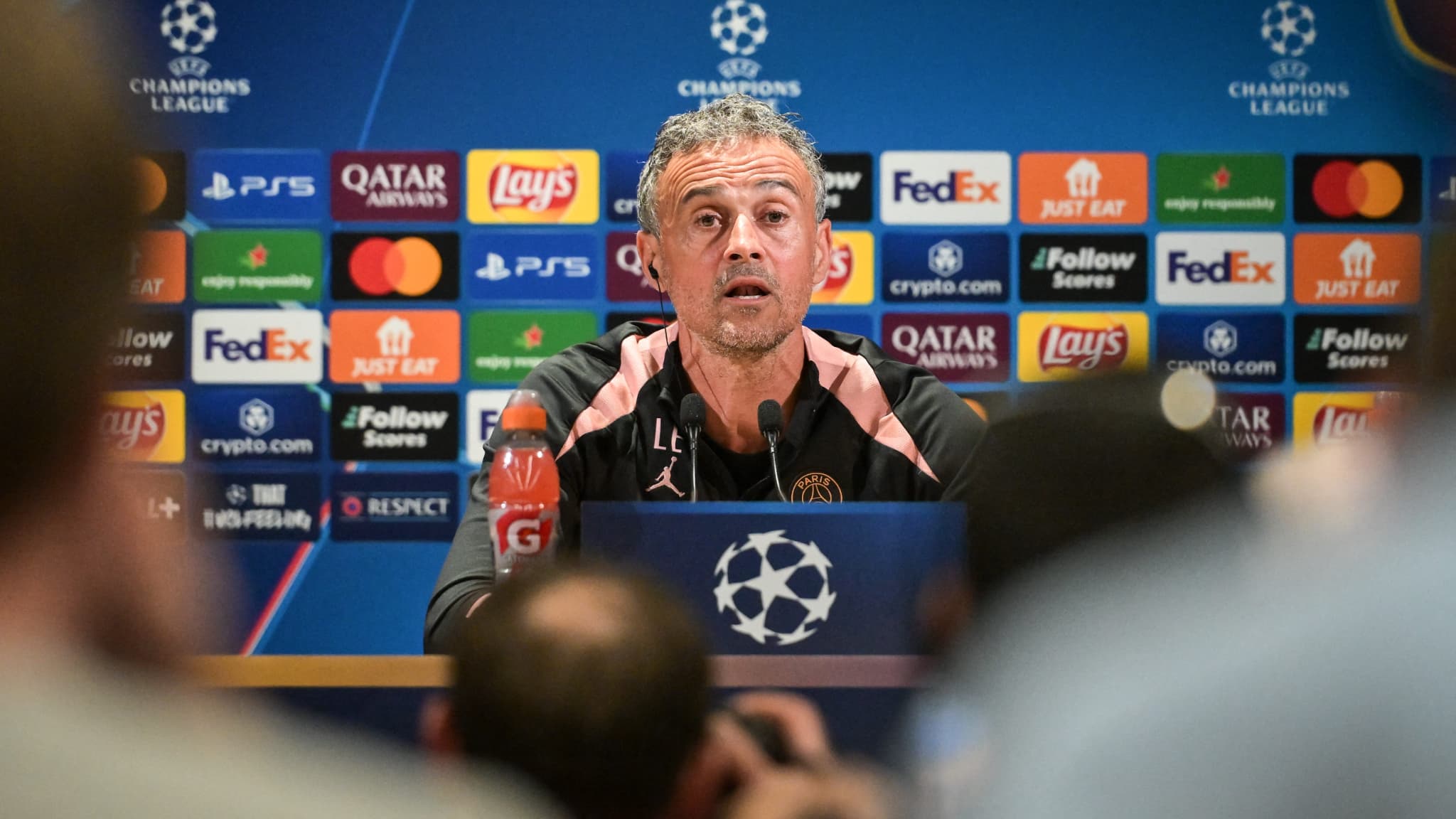"PEUT-ÊTRE QU'IL Y A UN PROBLÈME AVEC L'ORDINATEUR": LUIS ENRIQUE PRÉFÈRE SOURIRE DU TIRAGE DE LA MORT DU PSG EN LIGUE DES CHAMPIONS