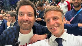 L'animateur vedette Jimmy Fallon et Emmanuel Macron ce samedi 10 août lors des Jeux Olympiques à Paris.