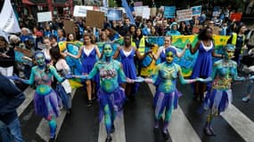 Entre 1000 et 2000 personnes ont manifesté à Paris à l'occasion de la Journée mondiale de l'océan.