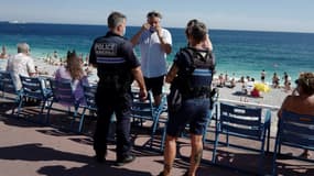 Une patrouille de la police municipale rappelle aux promeneurs que le port du masque est obligatoire à Nice, le 3 août 2020