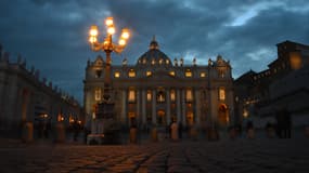 Une photo montre la basilique Saint-Pierre la nuit à la veille du conclave du 11 mars 2013 au Vatican.