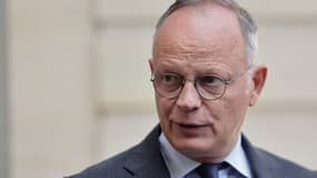 Édouard Philippe s'adresse à la presse après une rencontre avec le Premier ministre pour discuter du scrutin proportionnel, à l'hôtel Matignon, le 22 mai 2025.
