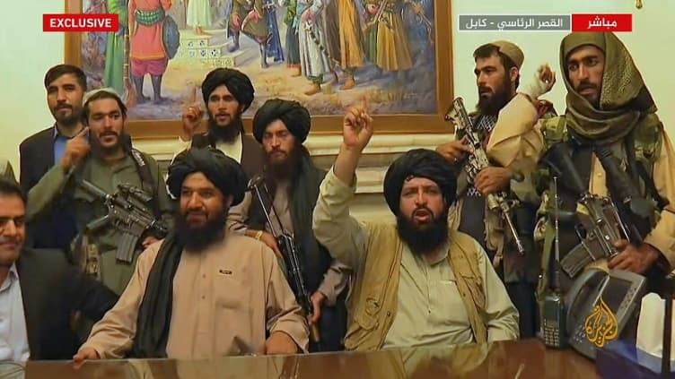 Une capture d'écran de la chaîne Al-Jazeera datant du 16 août 2021 et montrant des talibans dans le palais présidentiel à Kaboul