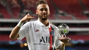 Neymar en Ligue des champions, avec le trophée d'homme du match