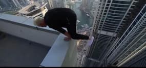 Il fait le poirier sur les toits de Dubaï 
