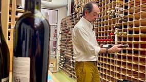Victor Schwartz dans sa petite entreprise new-yorkaise importe des vins du monde entier. 