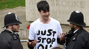 Un militant du groupe écologiste "Just Stop Oil" interpellé par des policiers le jour du couronnement de Charles III, à Londres, le 6 mai 2023