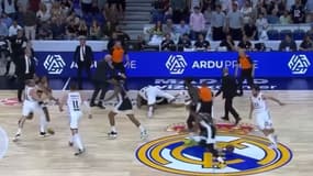 Guerschon Yabusele (en blanc au sol) pendant la bagarre Real-Partizan