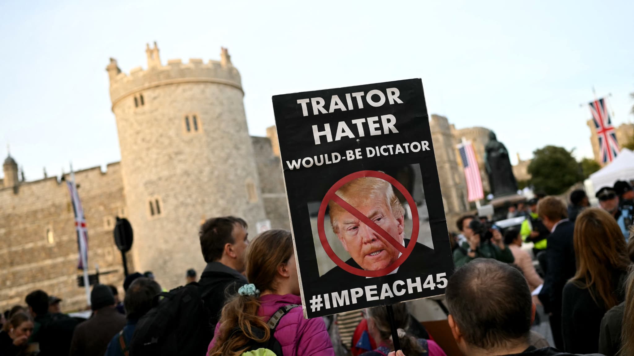 DES MILITANTS ANTI-TRUMP PROJETTENT DES PHOTOS DU PRÉSIDENT AMÉRICAIN ET DE JEFFREY EPSTEIN SUR LE CHÂTEAU DE WINDSOR