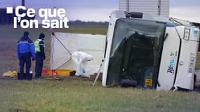 Des gendarmes et des secouristes français travaillent sur le site d'un bus scolaire accidenté à Jallans, près de Châteaudun, dans le centre de la France, le 30 janvier 2025.