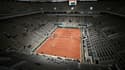 Le Belge David Goffin aux prises avec l'Italien Jannick Sinner, lors de leur match du 1er tour, le 27 septembre 2020 sur le court Philippe Chatrier lors du tournoi de Roland-Garros à Paris
