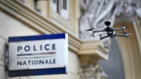 Un drone de la police en vol devant un commissariat de Marseille, le 24 mars 2020.