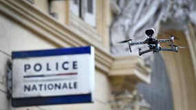 Un drone de la police en vol devant un commissariat de Marseille, le 24 mars 2020.