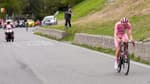 Tadej Pogacar attaque lors de la 15e étape du Tour d'Italie, le 19 mai 2024