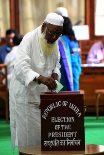 Un parlementaire indien vote afin d'élire le prochain président du pays, à New Delhi le 17 juillet 2017