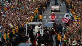 Le pape François a été accueilli par une foule de croyants, pèlerins ou simples curieux massés au bord des avenues à son arrivée lundi à Rio de Janeiro. Il séjournera au Brésil une semaine pour les Journées mondiales de la jeunesse (JMJ), à l'occasion de