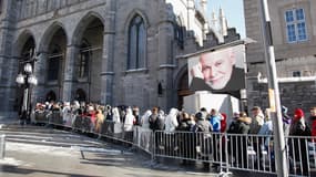 Des centaines de personnes devant la basilique Notre-Dame de Montréal, venues rendre hommage à René Angélil