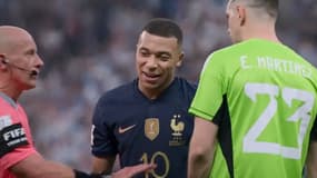 Kylian Mbappé et Dibu Martinez lors de la finale de la Coupe du monde entre la France et l'Argentine