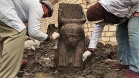 Un "rare" buste d'une statue du pharaon Ramsès II a été découvert près de Guizeh. EGYPTIAN MINISTRY OF ANTIQUITIES / AFP