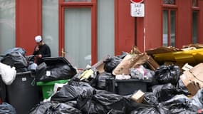Les poubelles s'accumulent dans les rues de Paris, le 12 mars 2023