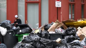 Les poubelles s'accumulent dans les rues de Paris, le 12 mars 2023