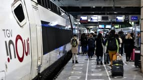 Des voyageurs se dirigent vers un TGV le 3 avril 2021 à la gare Montparnasse à Paris. Photo d'illustration. 