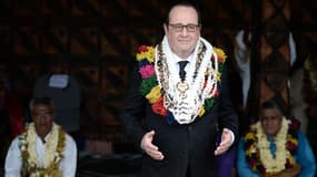 François Hollande a accepté de porter des colliers de fleurs mais pas de pagne traditionnel à Wallis.