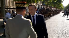 14-Juillet: la poignée de main glaciale entre Macron et le chef d'état-major des armées