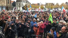 Plusieurs centaines de personnes ont manifesté samedi 13 novembre à Calais en soutien aux migrants.