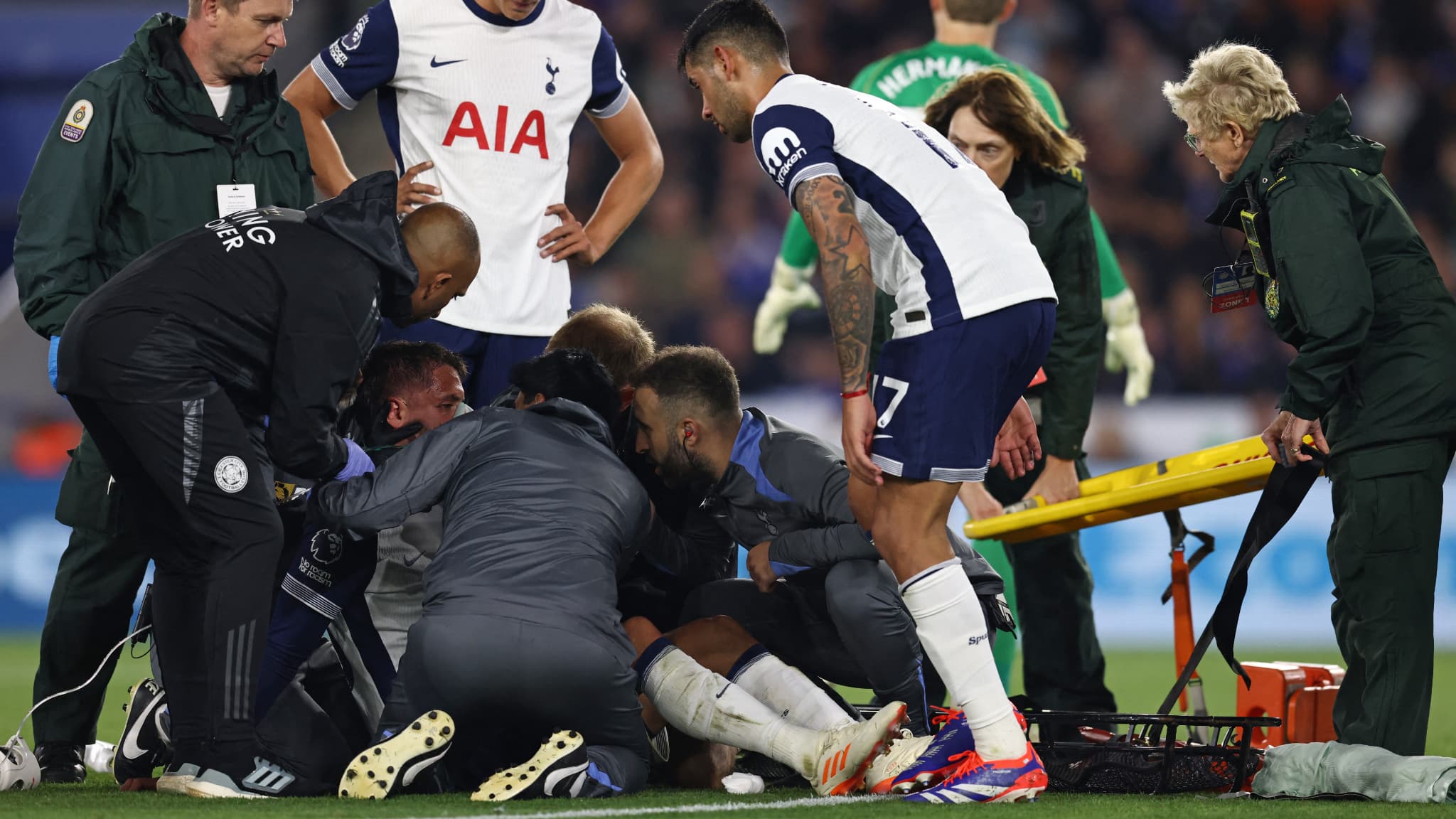 L'inquiétude des joueurs de Tottenham pendant le traitement de Rodrigo Bentancur après son KO contre Leicester, le 19 août 2024