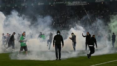 Des supporters de Saint-Etienne, dans la Loire, envahissent le stade Geoffroy-Guichard après la défaite de leur club face à Auxerre, lors du match de barrage L1/L2, le 29 mai 2022 