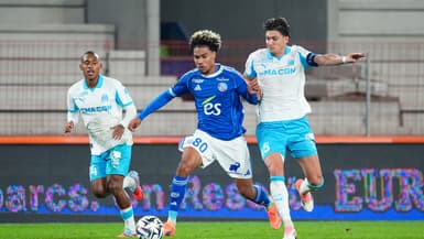 Felix Lemarchal face à Leonardo Balerdi lors de Strasbourg-OM le 26 septembre 2025