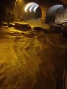 Inondation à Cannes: des voitures emportées par les eaux - Témoins BFMTV