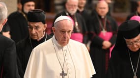 Le Pape François arrive avec les dirigeants chrétiens du Liban lors d'un "court moment de prière, journée de réflexion et de prière pour le Liban" à l'autel de la confession dans la basilique Saint-Pierre au Vatican, le 1er juillet 2021.
