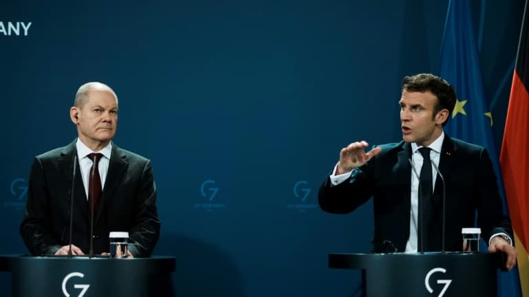 Le chancelier allemand Olaf Scholz (G) et le président français Emmanuel Macron le 8 février 2022 à Berlin